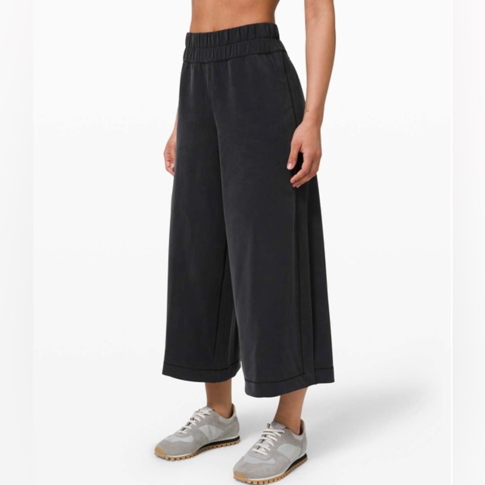 EUC 🍋 Lululemon Seek Softness Mid Rise Crop